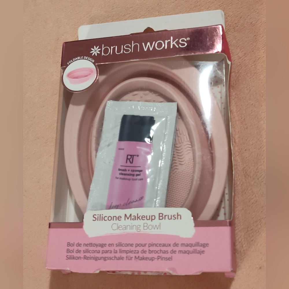 NWT! Brush Works Silicone Makeup Brush Cleaning Bowl